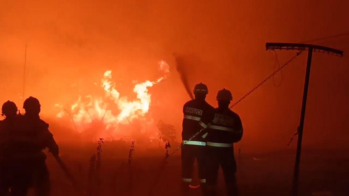 Třetí den boje s pekelnými plameny: Stovky hasičů, desítky evakuovaných. Konec v nedohlednu